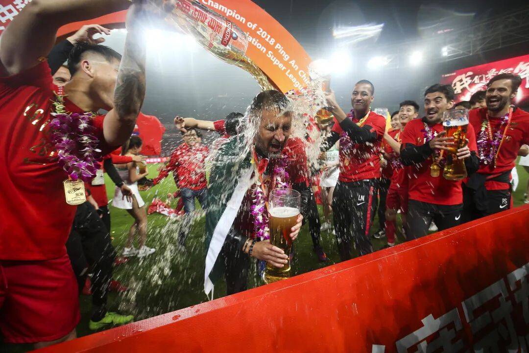 开云体育运营团队-包含上海海港迎英超关键赛，集结日队长鼓劲，震撼外界，球队文化再被提及的词条