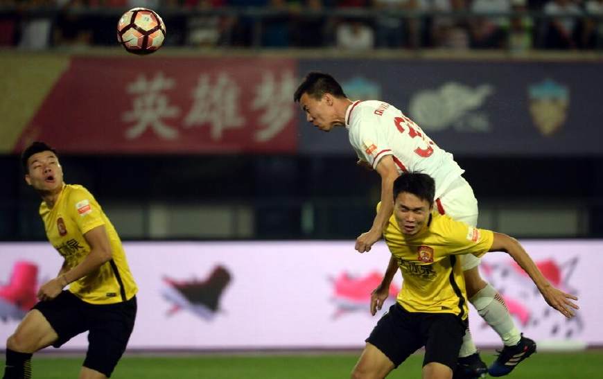 开云体育运营团队-包含辽宁本钢训练开放日，清晨队长鼓劲引欢呼，中超在即，更衣室氛围转暖的词条