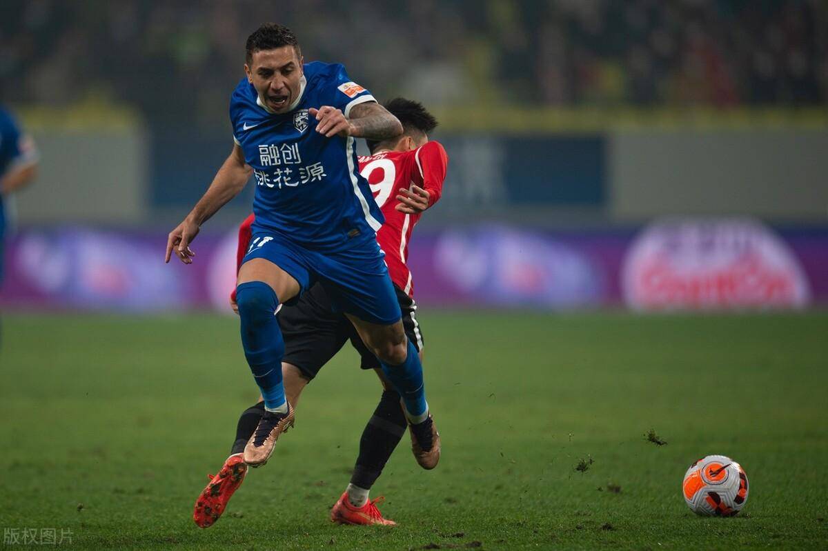 开云体育运营团队-包含辽宁本钢训练开放日，清晨队长鼓劲引欢呼，中超在即，更衣室氛围转暖的词条