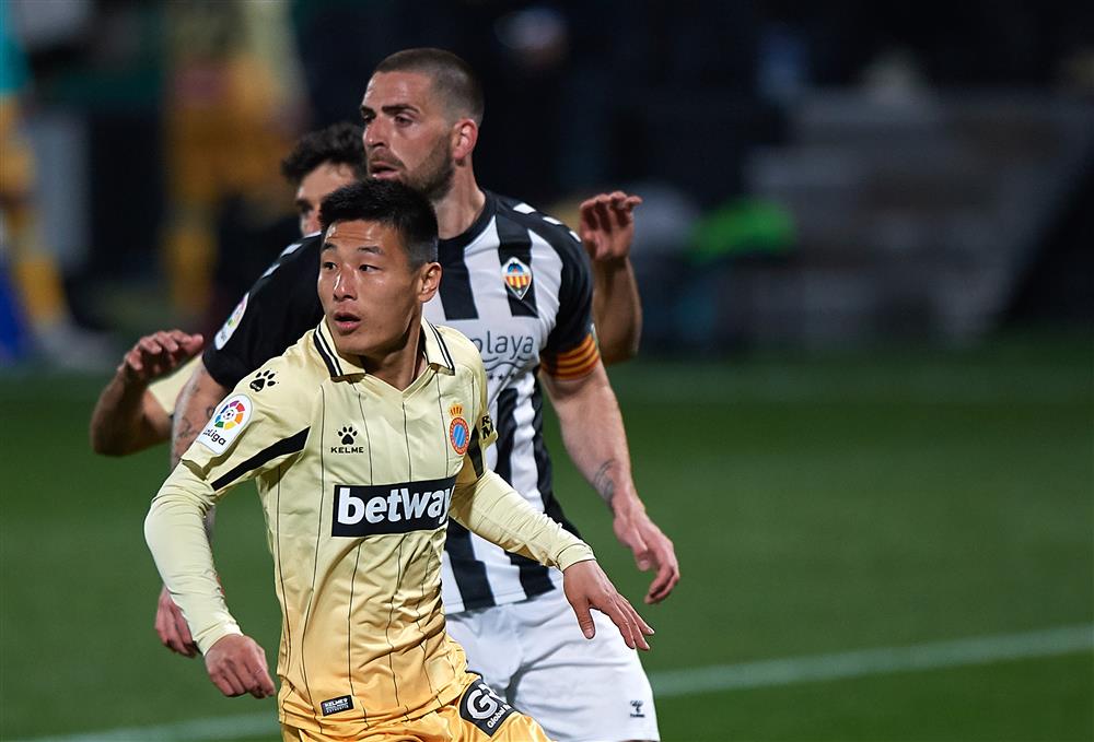 开云官方网站-今夜上海海港备战西甲，更衣室发声细节曝光，质疑声仍在，团队化学反应显著(西甲联赛直播在线观看免费)